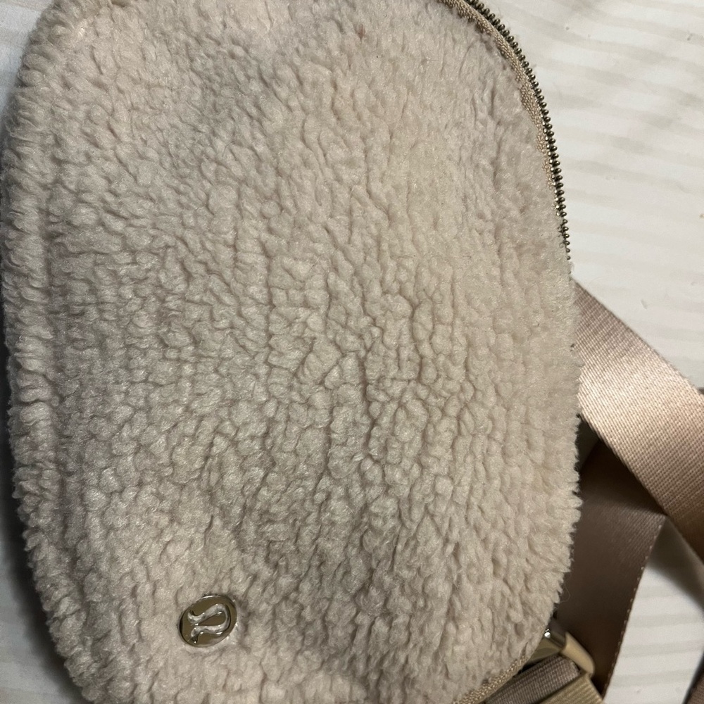 Lululemon sherpa belt bag